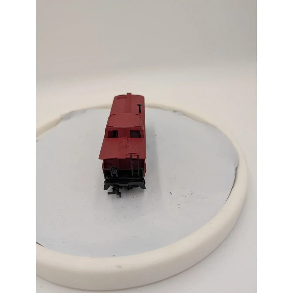 Tyco HO Scale Caboose 689 Red Off-Center Cupola Model Train Boxcar Rolling Stock